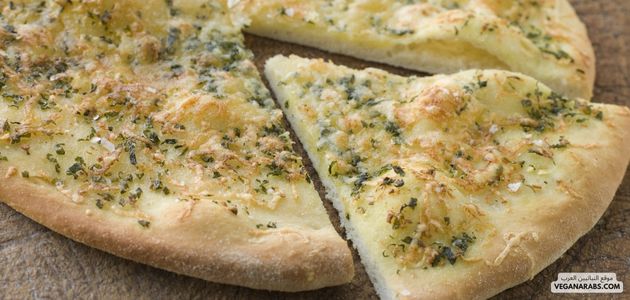 بيتزا خبز الثوم المحمص