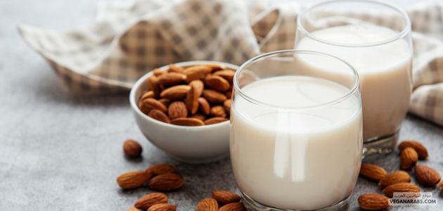 حليب القمر باللوز والهيل الوردي