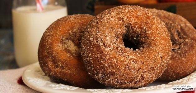 دونات نباتية مخبوزة بالقرفه والشوكولاته