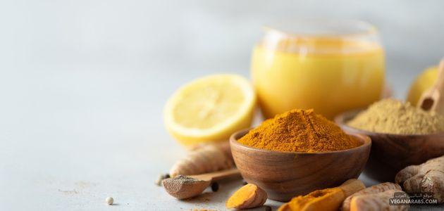 لاتيه الكركم والفلفل الأسود الخالي من منتجات الألبان