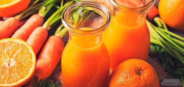 مشروب طاقة نباتي عضوي مع جزر وبرتقال وشمام