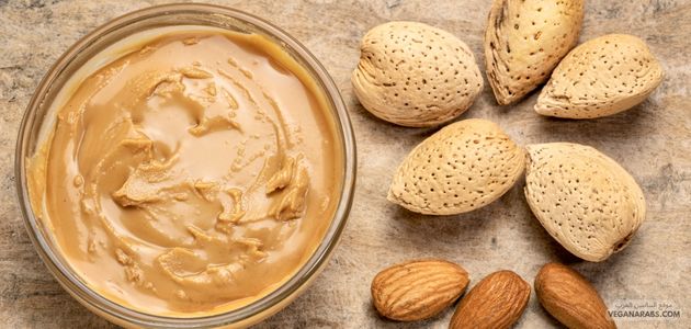 عصير زبدة اللوز وجيلي التمر