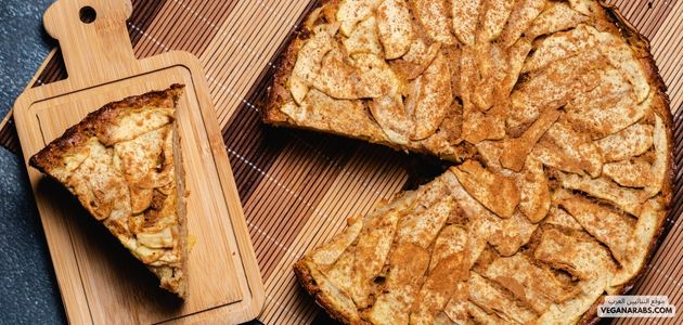 كعكة التفاح والقرفة النباتية