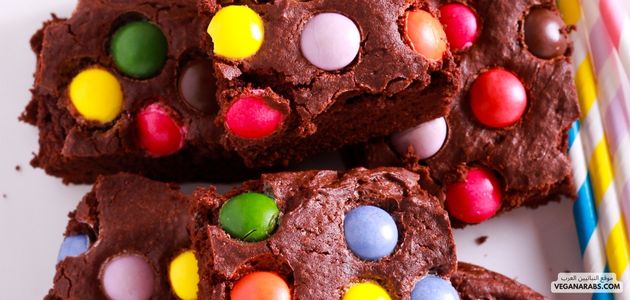 كيك فودجي فيجان بالشوكولاتة