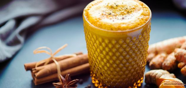 لاتيه الكركم والحليب الذهبي النباتي