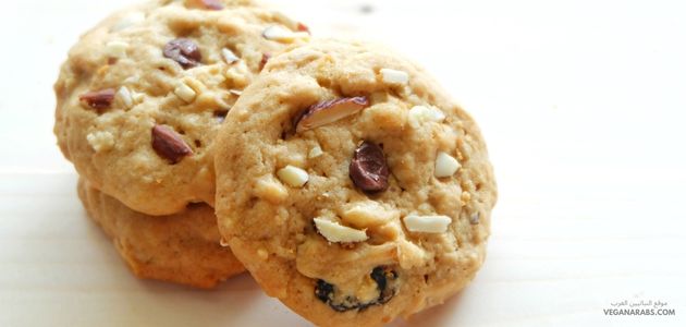 قطع الكوكيز بزبدة اللوز والشوكولاتة