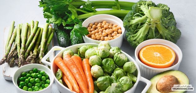 كيف يمكنني ضمان الحصول على جميع العناصر الغذائية الضرورية من خلال نظام غذائي نباتي؟ How can I ensure I obtain all the necessary nutrients through a plant-based diet