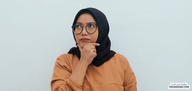 ما هو النباتية وما الفرق بينها وبين النباتية الصرفة؟ What is vegetarianism, and what is the difference between it and veganism woman in hijab thinking