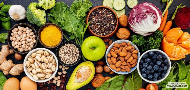 ما هي الفوائد الصحية الرئيسية لاتباع نظام غذائي نباتي في المنطقة العربية؟  What are the main health benefits of following a plant-based diet in the Arab region close up food
