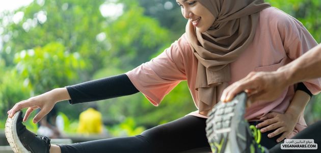 تأثير النباتية على الرياضة والأنشطة الترفيهية في الشرق الأوسط healthy woman working out in middle east