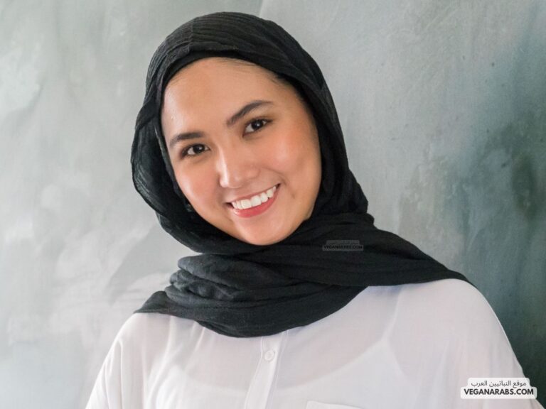 الصحفيون يتتبعون الأخبار. عندما ندخل حرفًا ناصبًا على الفعل المضارع في الجملة السابقة؛ فإننا نقول: