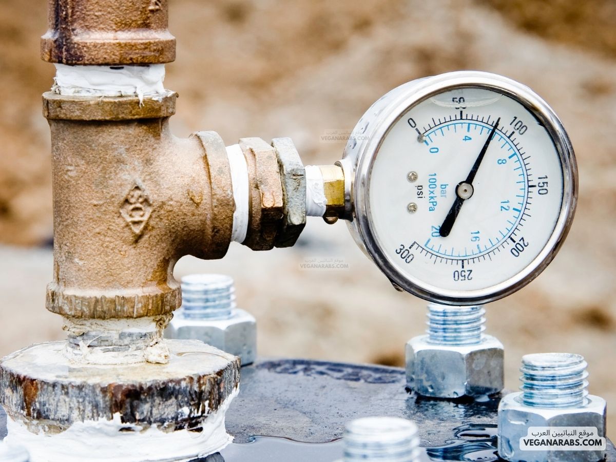 عند تعرض الماء لضغط أكبر تنخفض درجة تجمد الماء على نحو طفيف