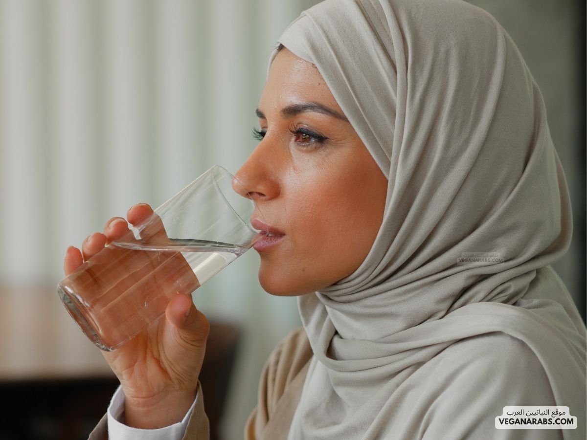 هل يجوز شرب الماء اثناء الاذان