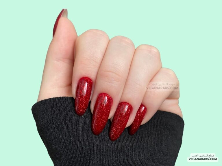 أظافر شيري لمسة من الجمال الأحمر لأظافرك في فصل الشتاء