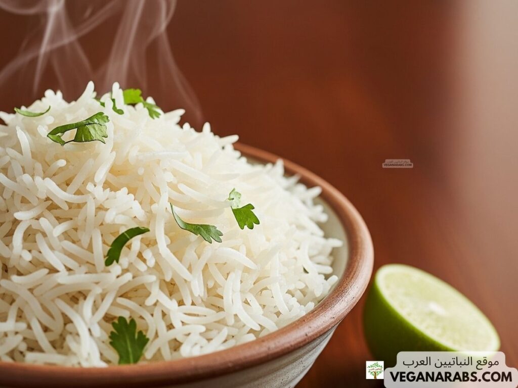 وعاء يحتوي على أرز بسمتي مطهو بحبات طويلة ومنفصلة مع بهارات وأعشاب على الطاولة.